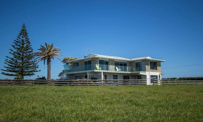 Bell Block Apartment | Spacious Waterfront Apartment New Plymouth