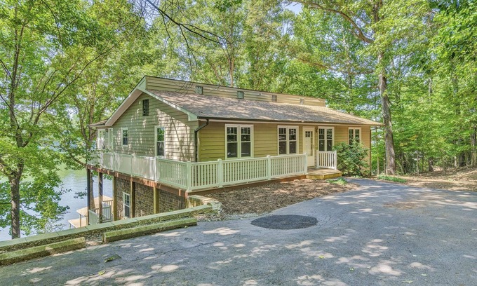 Goodview House | Spacious waterfront house w/deck, fire pit & grill, dog-friendly