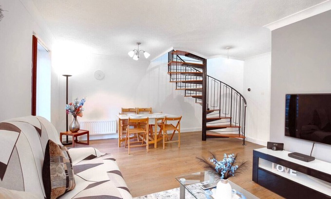 Lavender Fields House | Spacious Wimbledon House | Lovely Garden + Parking