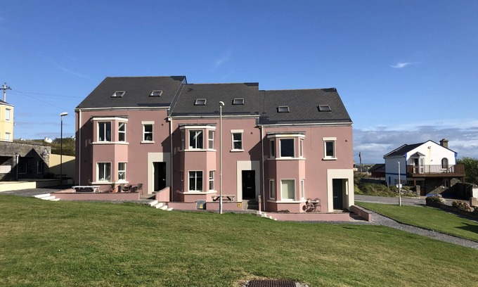 Kilkee House | Spanish Cove(TR4) D4 (Sleeps 5) by Interhome