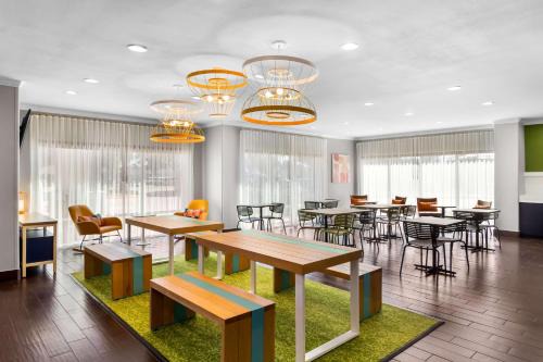 Pearland Hotel | Spark by Hilton Pearland