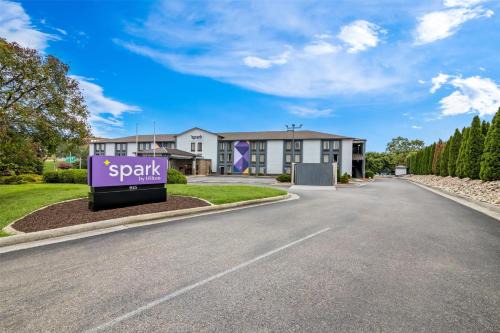 Roanoke Hotel | Spark by Hilton Roanoke Civic Center