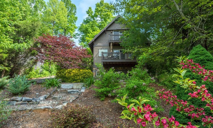 Cheshire House | Sparrow Cottage | Charming Arts & Crafts Cottage with Grill, Fire Pit & Mountaintop Views!