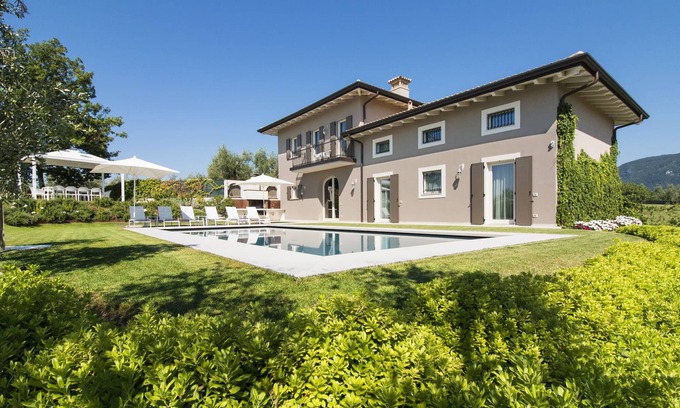 San Felice del Benaco Villa | Special offer for couples or families of 4 @ Villa Il Giardino del Codirosso