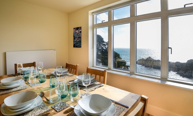 Polperro Apartment | Spectacular Apartment with Harbour & Sea Views in Cornwall