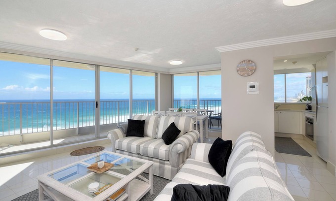 Main Beach House | Spectacular luxury beachfront apartment