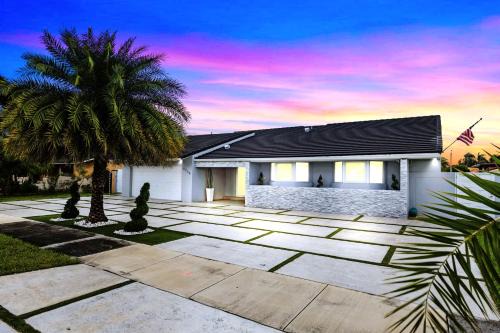 Westchester Villa | Spectacular Miami - 5 Bedrooms, Heated Pool, Game Room, Minigolf, BBQ