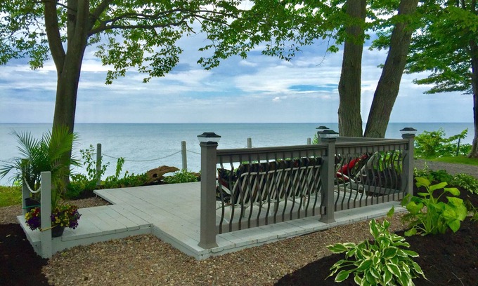 Waterport House | Spectacular Panoramic Lake Views in Romantic, Private Setting