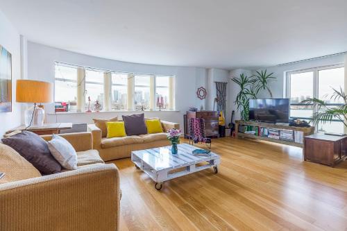 Peninsula Apartment | Spectacular River Thames View