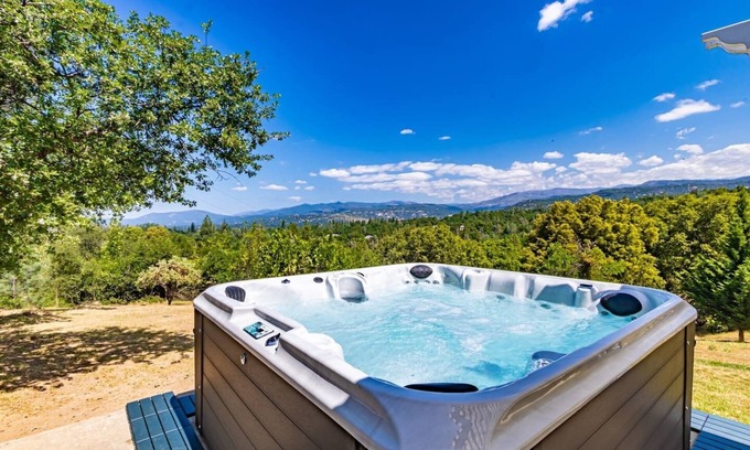 Oakhurst House | Spectacular Views w/Hot Tub -Yosemite & Bass Lake
