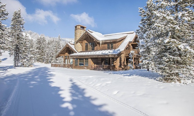 Spanish Peaks Cabin | Spend Winter in Big Sky! Spanish Peaks Cabin with Ski-in/Ski-out Access, Hot Tub, and Fireplace!