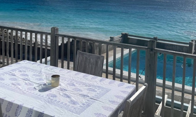 Paget Cottage | Spend xmas in Bermuda in a cottage with the crashing ocean and fireplace