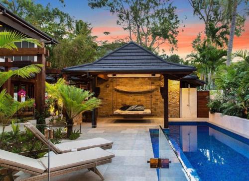 Mowbray House | Spice At Oak Absolute Beachfront with Private Pool Near Port Douglas