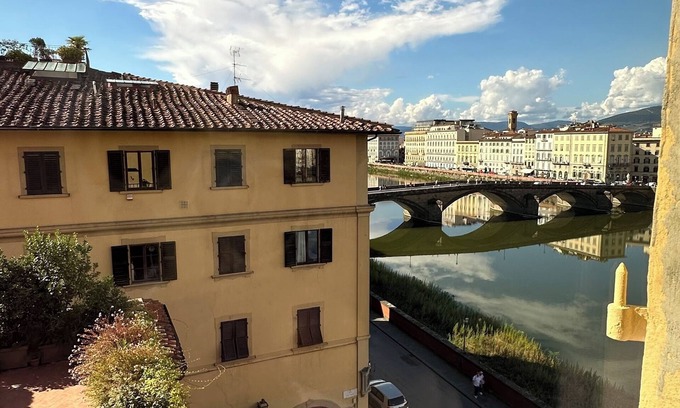 Santo Spirito Apartment | Splendid waterfront views in central Florence, wine tasting included!