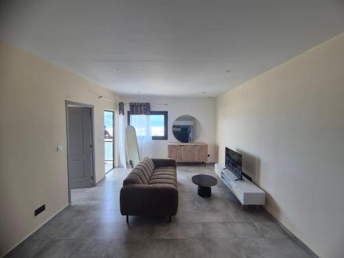 Mamoudzou Apartment | Splendide T2 Meublé à Mtsapéré Baobab vue sur Mer
