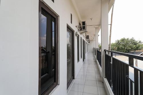 Karawang Hotel | SPOT ON 3859 Sweet Candy 2NearResinda park mall