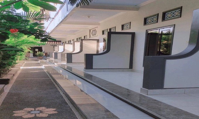Mangsit Hotel | SPOT ON 93740 Madame Guesthouse