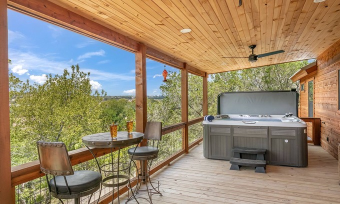 Fredericksburg Cabin | Spring Creek Casita at No Rancho Properties | Hot Tub | Hill Country Views & More