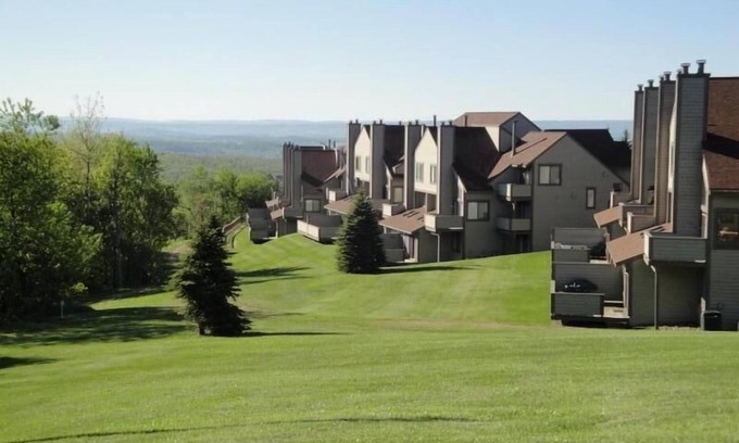 Seven Springs Condo | Spring/Summer on the Mountain at 7 Springs! Updated & Cozy condo! Ski in/Ski out