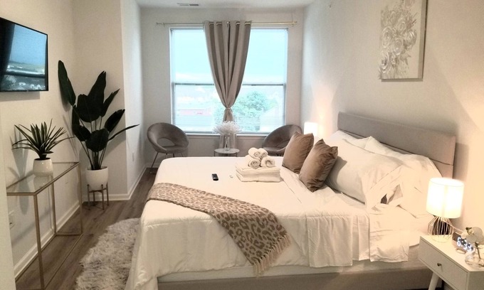Carteret Apartment | ★Spring Wonderland DEEP discount on COZY King Bed Near EWR AIRPORT & NYC★