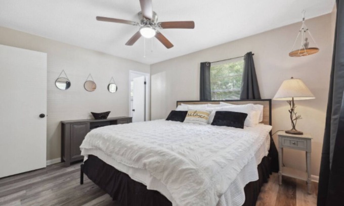Crystal River House | Springs Adventure. Pool Table, Fire Pit, Boat parking, Kayaking, Fishing, Trails