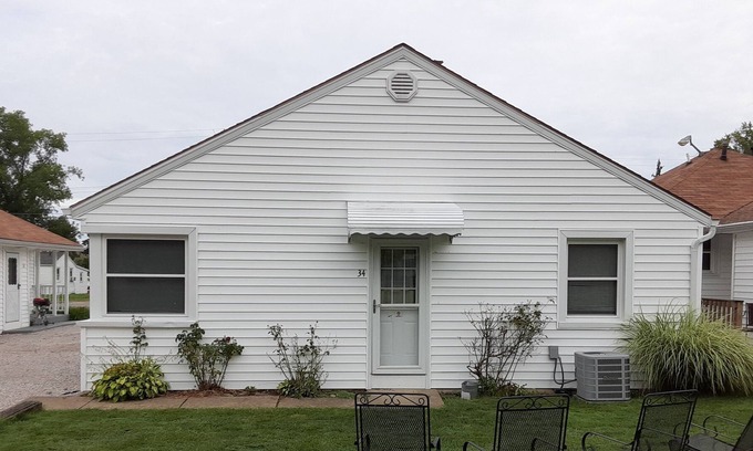 Geneva-on-the-Lake House | Spunky Cottage Located on GOTL Strip