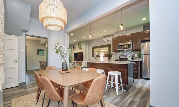 Squirrel Hill South House | Sq. Hill 🏡 Frick Park 🚵♀️ Parking 👑 King Bed