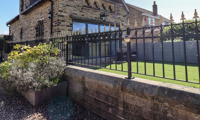 Rastrick Cottage | ST. GEORGES LODGE, character holiday cottage in Hipperholme