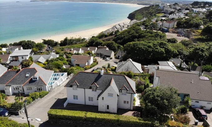 Carbis Bay House | St Ives & Carbis Bay beach sea views with Hot Tub