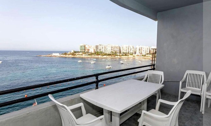 Il-Balluta Apartment | St Julians' Sea Front, Spectacular View, Apartment