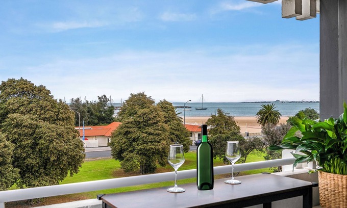 St Kilda West Apartment | St Kilda West Beachside Bliss Executive Apartment. Amazing water views.