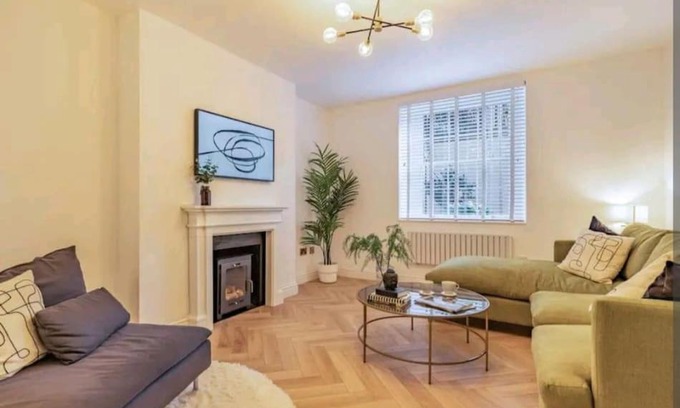 Cheltenham Apartment | St Marg’s Hideaway; Grade II listed luxury apartment in the heart of Cheltenham - gateway to the Cotswolds! Sleeps 4 - outdoor seating and free private parking!