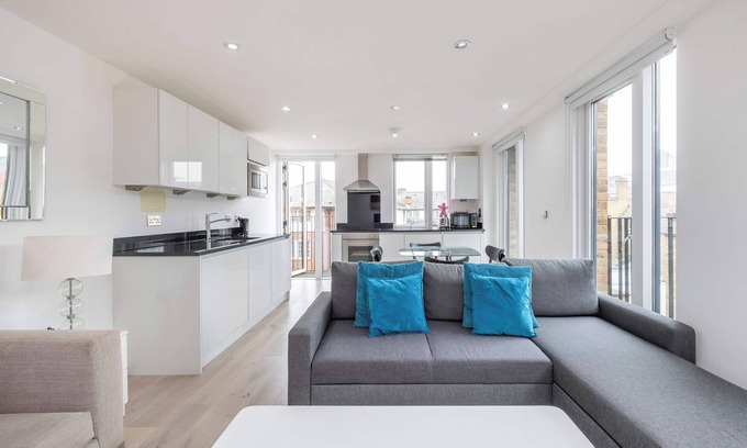 Euston Apartment | St. Pancras Skyline - by Frankie