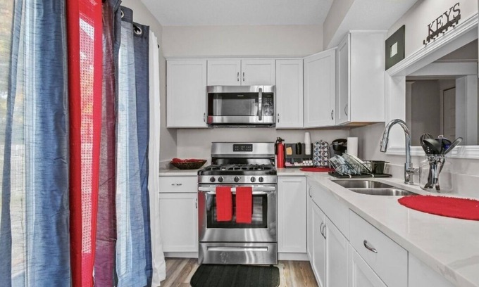 Midway Apartment | St Paul Fry Street Den #1