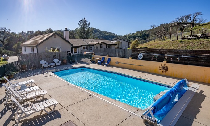 Templeton House | St. Stephens Adventure-Pool, EV, Starlink & Pets!