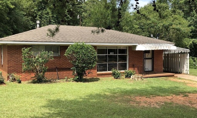 Glen Iris House | Standard home near colleges, hospitals, shopping and more!