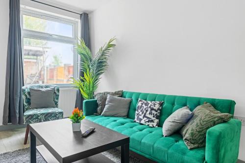 Corby Apartment | Stanion Luxurious 3 Bedroom Modern House Northamptonshire, Double, Twins, Single, Free Parking, Free Wi-Fi, Pets, Up to 8 Sleeps, 4 Smart TVs
