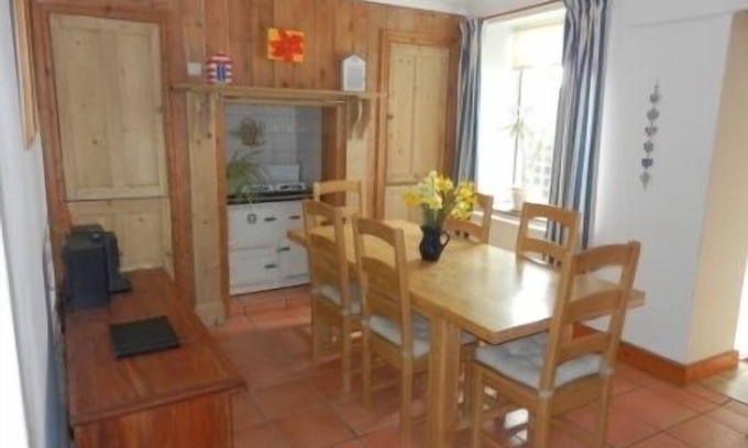 Crantock Cottage | Starfish Cottage - Crantock Beach North Cornwall sleeps 8, parking for 2 cars