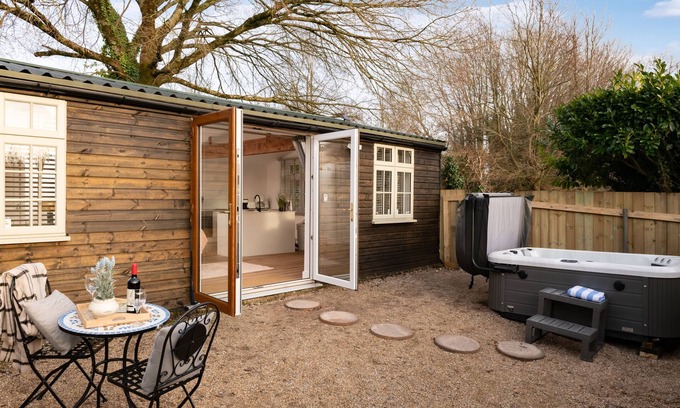 Blandford Saint Mary Apartment | STARGAZE - UNIQUE STAY | SLEEPS 2 | HOT TUB | BBQ | PATIO | WI-FI