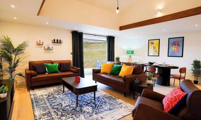 Godstone Apartment | Starlight Lodge - 4 bedroom Barn with Hot Tub!