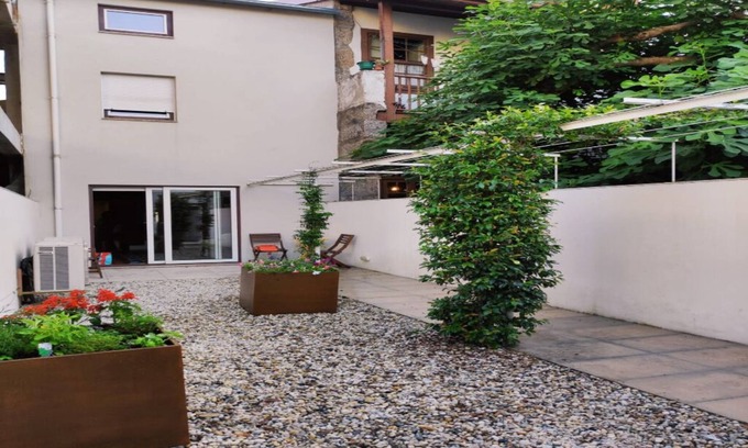 Urgezes House | Station House