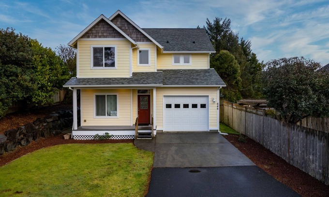 Seaside House | Stay 2 blocks from the beach in this 4 bedroom moments from downtown Seaside!