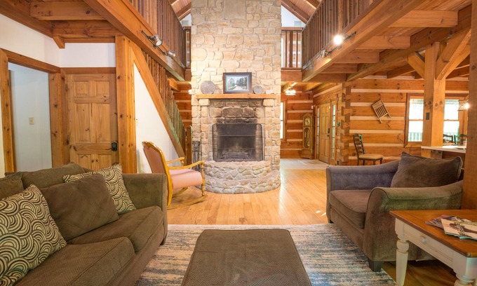 Nashville Cabin | Stay close to the village! Only 1 mile from downtown Nashville!