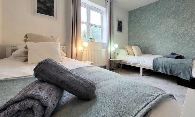 Marston Green House | Stay @ Enville Close, Birmingham Airport & NEC