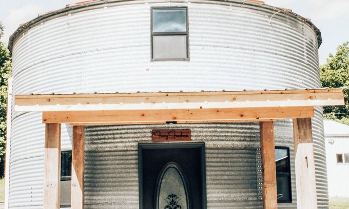 Tebbetts Cabin | Stay in a Grain Bin! Unique Farmhouse Retreat with Modern Comforts. Unit 1