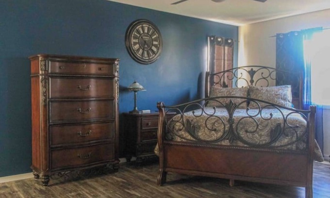 South Pandosy House | Stay in Central Kelowna, relax in your private 3 Bedroom, 2 bathroom home.