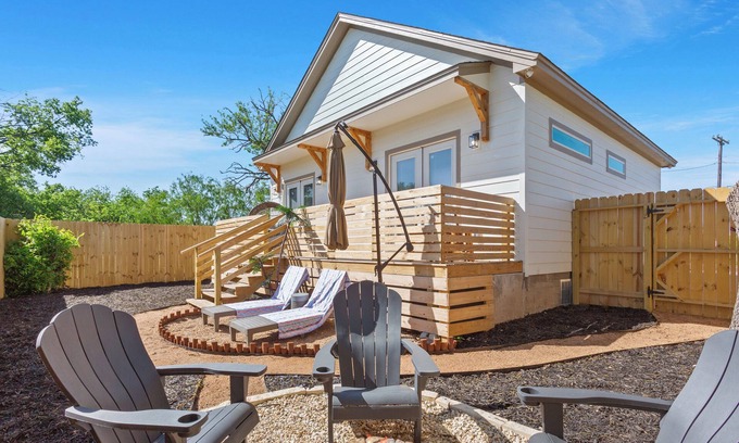 Waco House | Stay in Luxury! Near Baylor University and Silos! Brand New Home!