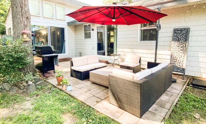 Arnold House | Stay mins to downtown in sunny fenced-in backyard in waterfront community Pet-friendly