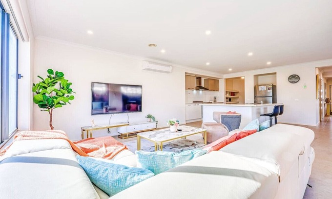 Point Cook House | StayAU 4BR Tranquil Family Escape House Point Cook