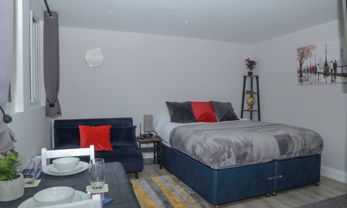 Crofton Park Cabin | StayZo Crofton Park - Central London Studio